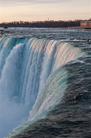 A view of the brink of Niagara Falls (Horseshoe Falls) taken at dawn from the Canadian side. Fotografie stock - Microstock e Abbonamento, Codice: 400-04761174