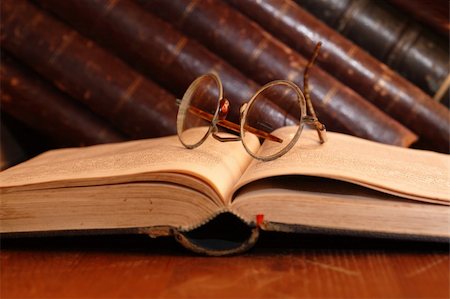 simsearch:400-06772771,k - Vintage still life with very old eyeglasses lying on open book near bookshelf Photographie de stock - Aubaine LD & Abonnement, Code: 400-04761601