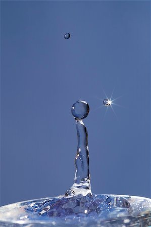 simsearch:614-06624533,k - Close-up od the spout and falling drops - abstract shot of the water Foto de stock - Super Valor sin royalties y Suscripción, Código: 400-04761780