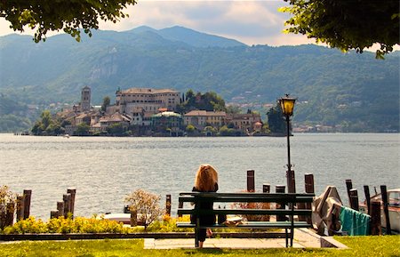 Female tourist looking out over Lake Como from Ballagio, Italy Photographie de stock - Aubaine LD & Abonnement, Code: 400-04762560