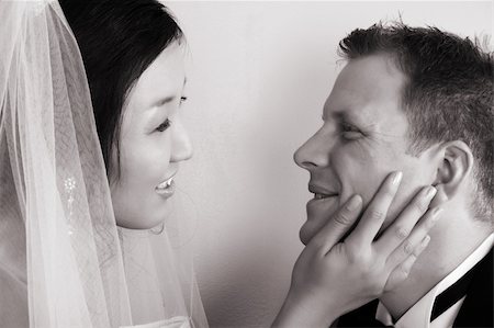 simsearch:400-05052227,k - Bride looking at groom on their wedding day Stockbilder - Microstock & Abonnement, Bildnummer: 400-04763029