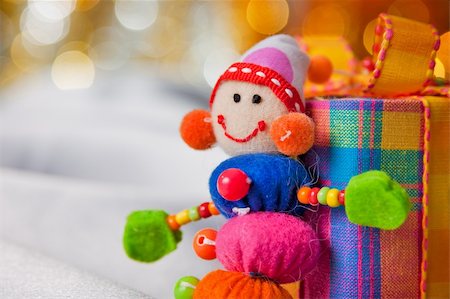 simsearch:400-05177023,k - Decorative snowman with present box. Colorful bokeh in the background. Stock Photo - Budget Royalty-Free & Subscription, Code: 400-04763454