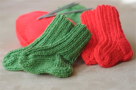 simsearch:400-04780463,k - knitted baby socks in red and green Foto de stock - Super Valor sin royalties y Suscripción, Código: 400-04774349