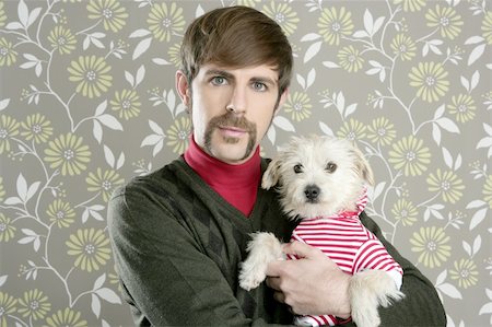 geek retro man holding dog silly couple on wallpaper Fotografie stock - Microstock e Abbonamento, Codice: 400-04774559