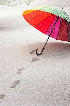 Colorful umbrella in the fresh fallen snow with some footprints around it. Photographie de stock - Aubaine LD & Abonnement, Code: 400-04774582