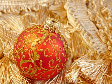simsearch:400-05674130,k - Beautiful red ball Christmas ornament Photographie de stock - Aubaine LD & Abonnement, Code: 400-04774666