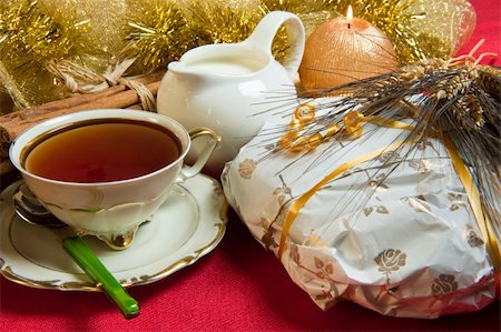 tea and cake wrapped Christmas decorations on red background Photographie de stock - Aubaine LD & Abonnement, Code: 400-04775638