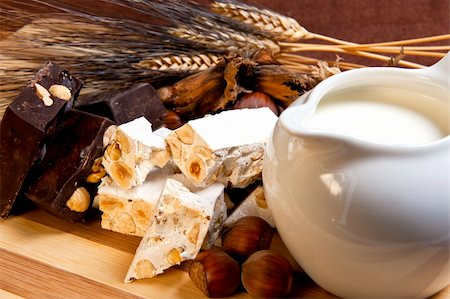 nougat and nougat chocolate on cutting board bamboo Photographie de stock - Aubaine LD & Abonnement, Code: 400-04775644