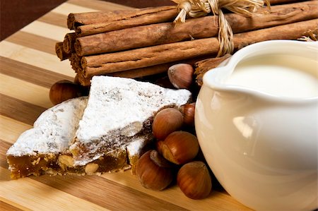 gingerbread, nuts, milk and cinnamon on bamboo cutting board Photographie de stock - Aubaine LD & Abonnement, Code: 400-04775641