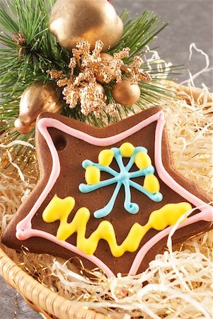 simsearch:400-07175496,k - traditional christmas gingerbread in a wicker basket Fotografie stock - Microstock e Abbonamento, Codice: 400-04777824