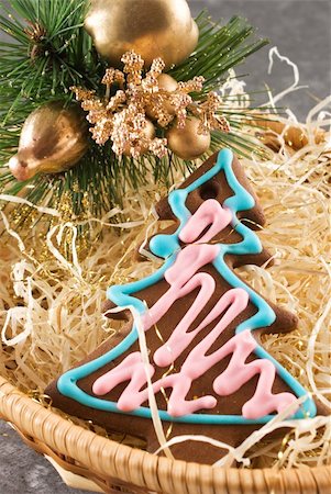 simsearch:400-07175496,k - traditional christmas gingerbread in a wicker basket Fotografie stock - Microstock e Abbonamento, Codice: 400-04777823