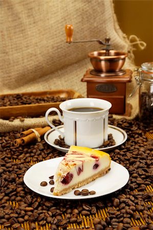 simsearch:400-04666137,k - Hot coffee and chocolate with specials Photographie de stock - Aubaine LD & Abonnement, Code: 400-04777875