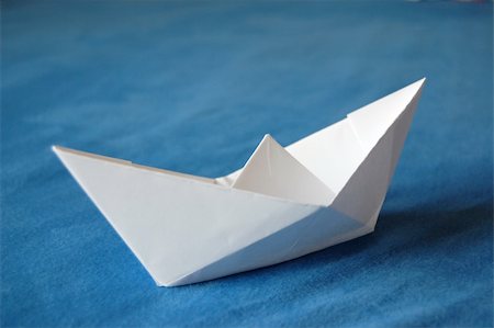 simsearch:400-05305468,k - origami paper boat isolated on blue water Fotografie stock - Microstock e Abbonamento, Codice: 400-04778376