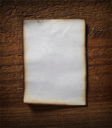 simsearch:400-04779090,k - close up of grunge note paper on wooden background Foto de stock - Super Valor sin royalties y Suscripción, Código: 400-04779041