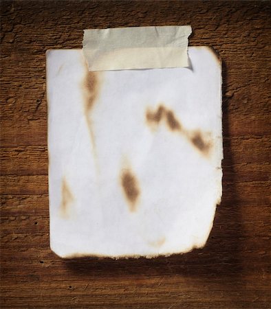 simsearch:400-05751439,k - close up of grunge note paper on wooden background Photographie de stock - Aubaine LD & Abonnement, Code: 400-04779076