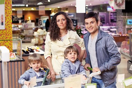 simsearch:400-04323202,k - Parents and their children in grocery shop Stock Photo - Budget Royalty-Free & Subscription, Code: 400-04779174