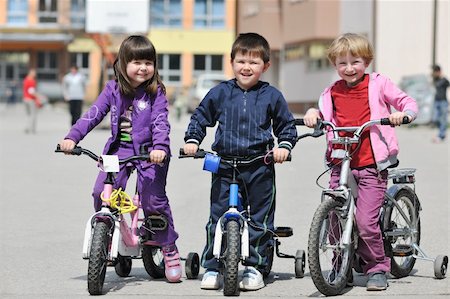 fall friends group - happy childrens group learning to drive bicycle outdoor at beautiful sunny spring day Stock Photo - Budget Royalty-Free & Subscription, Code: 400-04779348