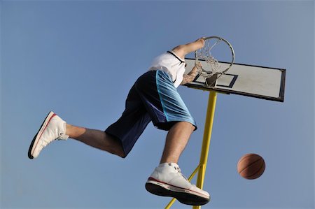 simsearch:400-04779709,k - basketball player practicing and posing for basketball and sports athlete concept Fotografie stock - Microstock e Abbonamento, Codice: 400-04779420