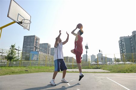 simsearch:400-04779709,k - streetball basketball game with two young players at early morning on city court Fotografie stock - Microstock e Abbonamento, Codice: 400-04779672