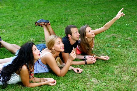simsearch:400-06747489,k - group of teenagers boys and girls in the park Stock Photo - Budget Royalty-Free & Subscription, Code: 400-04770899