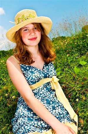 Young teenage girl sitting on summer meadow in straw hat Foto de stock - Super Valor sin royalties y Suscripción, Código: 400-04771096