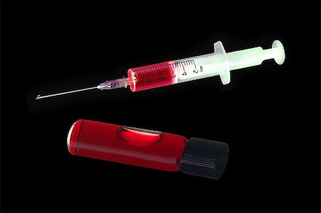 simsearch:400-03965866,k - Syringe and medical test tube with bloodon black background Fotografie stock - Microstock e Abbonamento, Codice: 400-04771217