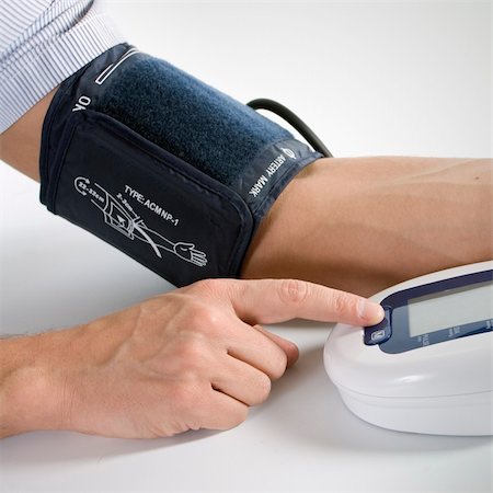 Man measuring his blood pressure Foto de stock - Super Valor sin royalties y Suscripción, Código: 400-04771321