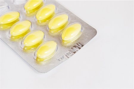 simsearch:400-05135660,k - Pack gelb Medizin Pillen auf weißem Hintergrund Stockbilder - Microstock & Abonnement, Bildnummer: 400-04771579