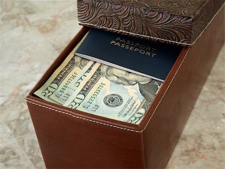 Brown leather box with us dollars and passport on the table Photographie de stock - Aubaine LD & Abonnement, Code: 400-04771834