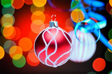 simsearch:400-04551895,k - Christmas balls. Focusrd on red ball, shallow dof Fotografie stock - Microstock e Abbonamento, Codice: 400-04772146