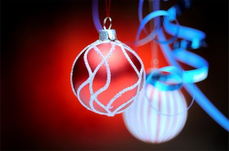 simsearch:400-04551895,k - Christmas balls. Focusrd on red ball, shallow dof Fotografie stock - Microstock e Abbonamento, Codice: 400-04772152