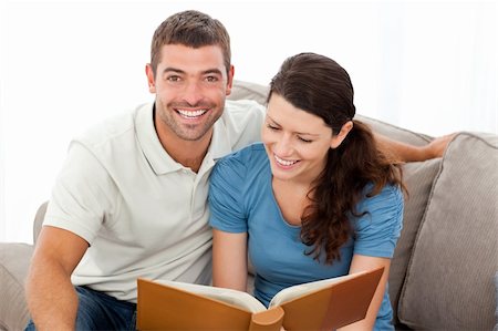 simsearch:400-04268918,k - Pretty woman reading a book with her boyfriend on the sofa at home Stockbilder - Microstock & Abonnement, Bildnummer: 400-04773011