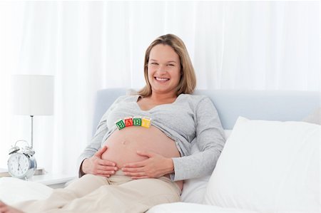 simsearch:400-04767824,k - Tranquil pregnant woman on her bed with baby letters on her belly Foto de stock - Royalty-Free Super Valor e Assinatura, Número: 400-04773035