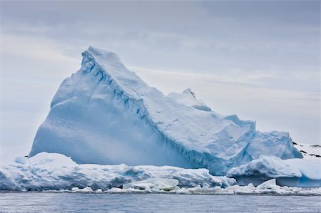 simsearch:400-05383454,k - Huge iceberg in Antarctica Foto de stock - Royalty-Free Super Valor e Assinatura, Número: 400-04773190