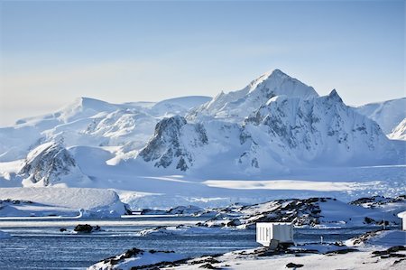 simsearch:400-04892621,k - Beautiful snow-capped mountains against the blue sky Foto de stock - Super Valor sin royalties y Suscripción, Código: 400-04773193