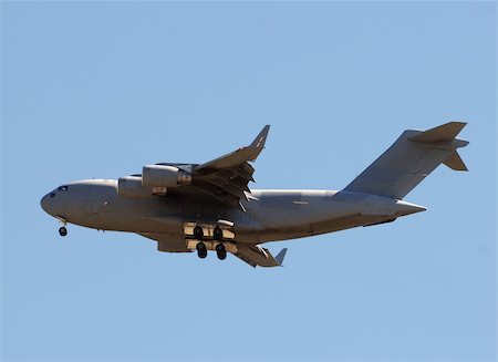 simsearch:400-05077424,k - Heavy military cargo jet in flight Photographie de stock - Aubaine LD & Abonnement, Code: 400-04773299