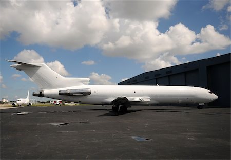 simsearch:400-05113805,k - White cargo jet airplane in front of hangar Photographie de stock - Aubaine LD & Abonnement, Code: 400-04773301