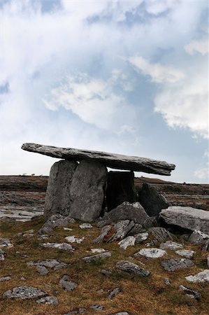 dolmen - poulnabrone dolmen historic portal tomb in the burren in county clare Fotografie stock - Microstock e Abbonamento, Codice: 400-04773430