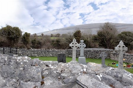 simsearch:400-06420902,k - ancient celtic crosses in the graveyard of an old irish church in the countryside Fotografie stock - Microstock e Abbonamento, Codice: 400-04773432