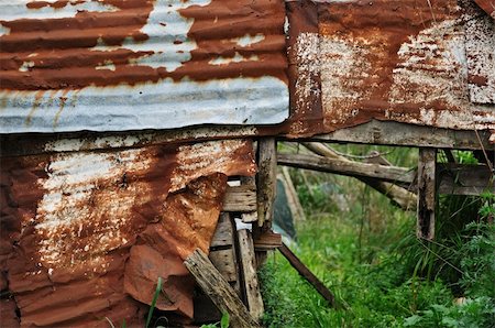 simsearch:400-04358196,k - Country shack ruins covered by rusty aluminum sheeting. Foto de stock - Super Valor sin royalties y Suscripción, Código: 400-04773770