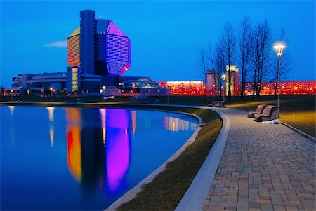 City late in the evening, lights reflected in the river water. Stockbilder - Microstock & Abonnement, Bildnummer: 400-04773913