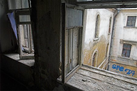 empty old living room - View through window in abandoned house to backyard Foto de stock - Super Valor sin royalties y Suscripción, Código: 400-04784046