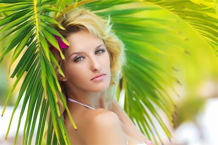simsearch:400-04784271,k - Portrait of a beautiful woman under palm tree Fotografie stock - Microstock e Abbonamento, Codice: 400-04784269