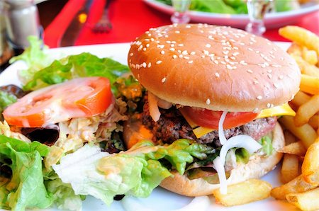 simsearch:400-04331205,k - Cheese burger-American cheese burger with fresh salad Foto de stock - Royalty-Free Super Valor e Assinatura, Número: 400-04784727