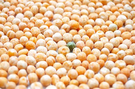 simsearch:400-05075296,k - Green pea among identical yellow peas Stock Photo - Budget Royalty-Free & Subscription, Code: 400-04785064
