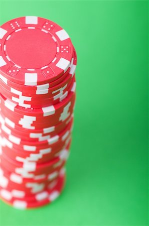 simsearch:400-04736708,k - Stack of red casino chips against green background Stockbilder - Microstock & Abonnement, Bildnummer: 400-04785372