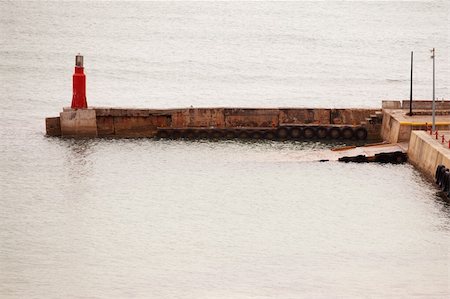 simsearch:400-07407835,k - Red light beacon at harbour on breakwater Fotografie stock - Microstock e Abbonamento, Codice: 400-04785556