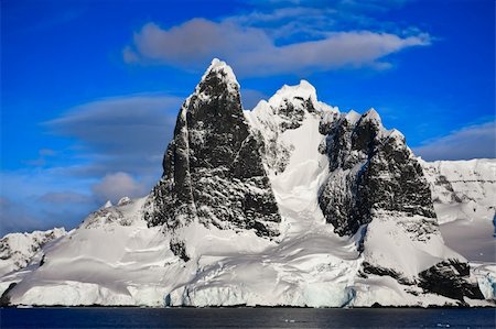 simsearch:400-04299207,k - Beautiful snow-capped mountains against the blue sky in Antarctica Stock Photo - Budget Royalty-Free & Subscription, Code: 400-04786233