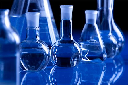 simsearch:400-05335850,k - Laboratory Glassware in blue table in laboratory Photographie de stock - Aubaine LD & Abonnement, Code: 400-04786245