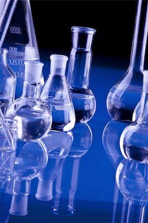 simsearch:400-05335850,k - Laboratory Glassware in blue table in laboratory Photographie de stock - Aubaine LD & Abonnement, Code: 400-04786242
